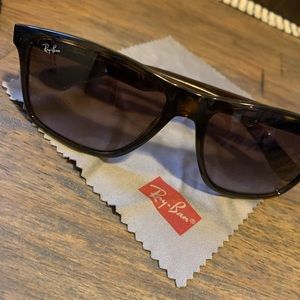 Unisex Ray Bans sunglasses